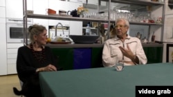 Інґо та Інґрід Клуґ із міста Ґрац узяли додому кішку з мінської «усипальні» і вуличного кота з Кобрина