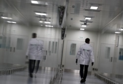 Kako ističe Stiven Morison, (Stephen Morrison), analitičar Centra za strateške i međunarodne studije (the Center for Strategic and International Studies), "ovo je planetarni problem i zahteva planetarno rešenje" (fotografija iz jedne od ruskih kompanija koje rade na razvoju vakcine)