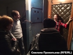 Юля відкрила двері можливим сусідам