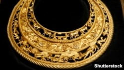 Пектораль із Товстої могили – пектораль (нагрудна прикраса) скіфського царя IV століття до нашої ери. Вага – 1150 грамів, діаметр — 30,6 сантиметра, зроблена із золота 958 проби. Знайдена на території України у 1971 році біля міста Покрова