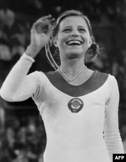 Ольга Корбут із золотою медаллю на Олімпіаді в Мюнхені, 1972 рік