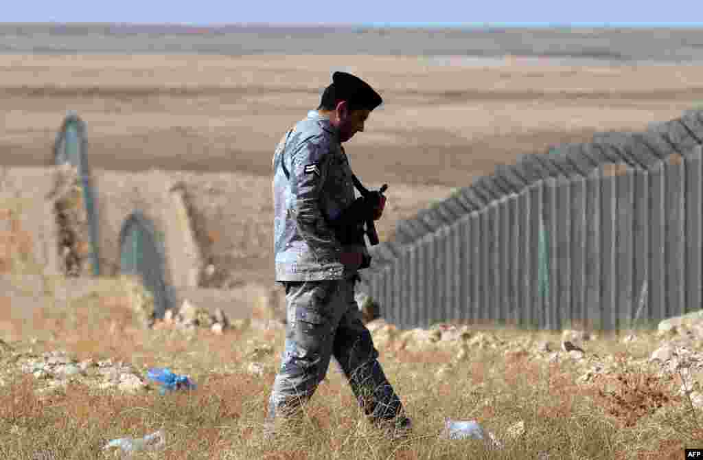 В попытках защитить себя от "ИГ" Саудовская Аравия воздвигла стену на границе с Ираком, которую патрулируют военные. Однако это - не единственное подобное сооружение на границе арабского государства, в 2013 году появился забор и на границе с Йеменом