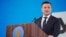 «Що стосується контингенту та техніки на кордонах України та Росії – ми зменшення там не фіксуємо. Збільшення також не фіксуємо. Дуже повільно відходять назад, але дуже-дуже повільно», – заявляє президент Володимир Зеленський
