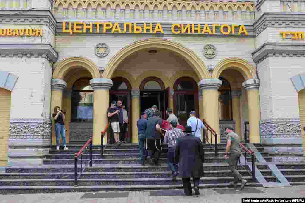 З Центральної синагоги Києва виносять труну з тілом загиблого українського воїна та сина головного рабина України Матітьягу Самборського