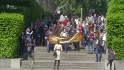 9 травня у Києві: люди прийшли до Парку Слави попри карантинні обмеження (відео) 9 травня у Києві: люди прийшли до Парку Слави попри карантинні обмеження (відео)