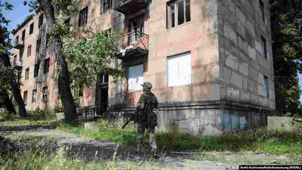 За 2 роки після розведення сил та засобів поблизу КПВВ «Золоте» українські військові просунулися на декілька кілометрів у глиб так званої «сірої зони». Відтак, під контроль українських військових відійшло село Катеринівка, а також частина населеного пункту Золоте-4, яка була демілітаризована