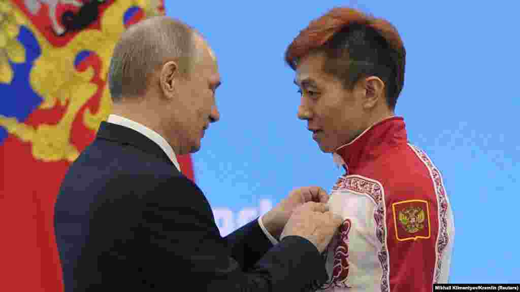 Президент Росії Володимир Путін на Олімпіаді в Сочі вручає нагороду ковзаняреві Віктору Ану, який змінив громадянство з корейського на російське заради виступів. У 2014 році Росія провела зимову Олімпіаду в Сочі. Вона стала однією з найдорожчих в історії – заради неї були побудовані не тільки нові стадіони і гірськолижна інфраструктура, але й також дороги, і приведено до ладу саме місто Сочі. Росія виграла Олімпіаду в медальному заліку, але пізніше вибухнув допінговий скандал. Виявилося, що значна частина російських олімпійців приймала допінг, а програму курирували топ-чиновники Міністерства спорту Росії