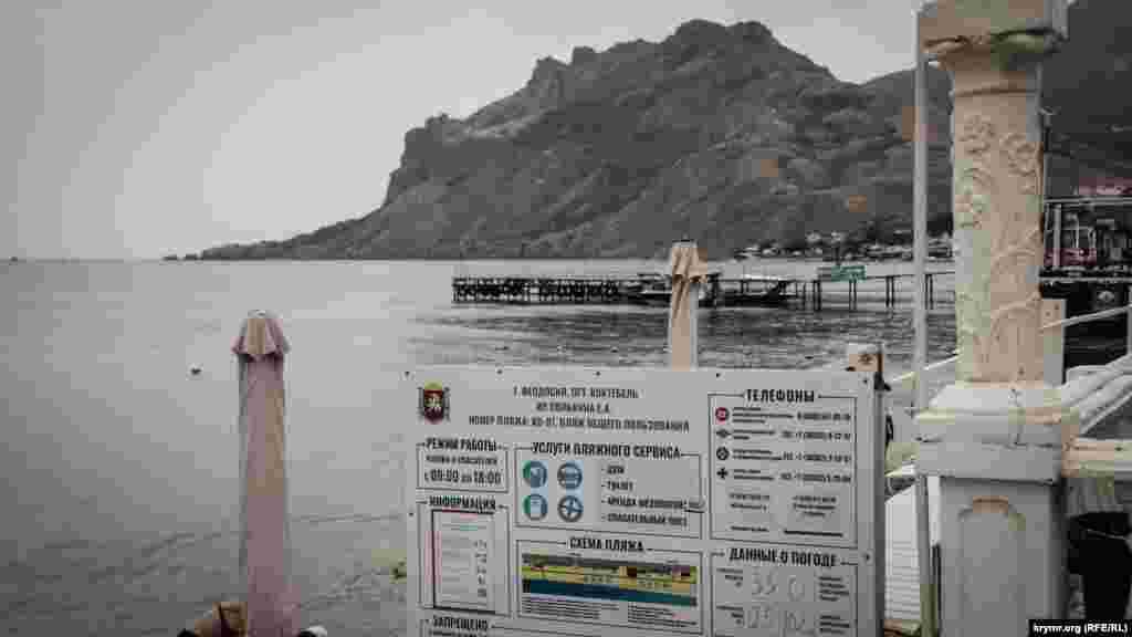 Из-за проблем с канализационной системой пляжи Коктебеля считаются грязными. И местные, и приезжие стараются отойти подальше – либо на нудистский пляж, к Юнге, либо к Карадагу, к эллингам, либо и вовсе уехать в Курортное. Для тех, кто все же выбирает коктебельские пляжи, предоставляется аренда лежака за 300 рублей (109 гривен) в день