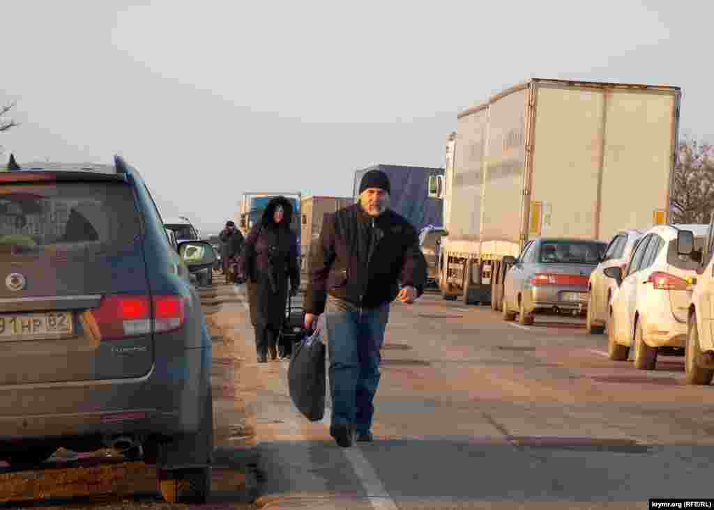 Дехто вирішив перетинати «кордон» пішки, щоб вибратися на материк