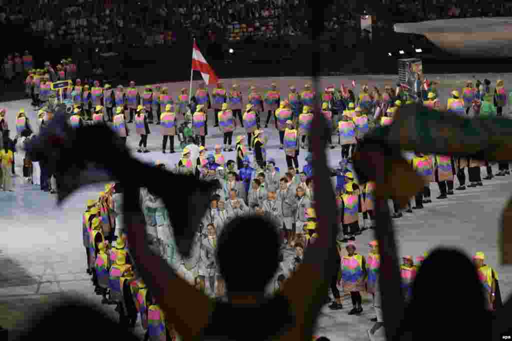 Зрители на стадионе «Маракана» приветствуют спортсменов