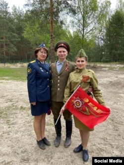 Ілля Сорокін з колегами в радянський формі