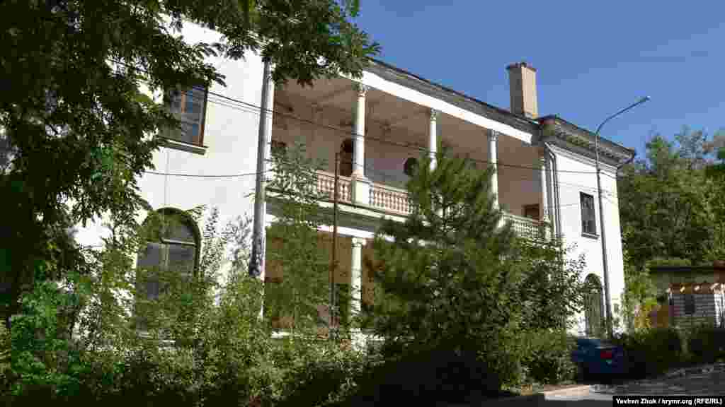 Окна в клубе разбиты и заколочены досками, причем, по состоянию последних можно предположить, что очень давно