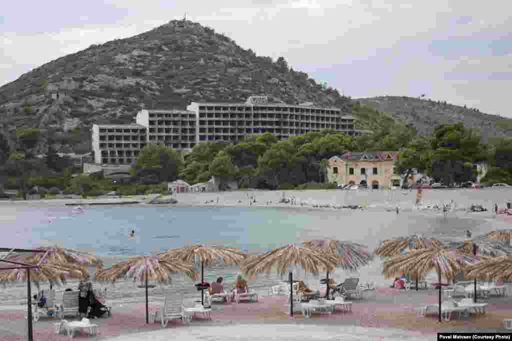 Пляж Купари, вид на корпуса "Горичины", "Гранда" и "Купари"