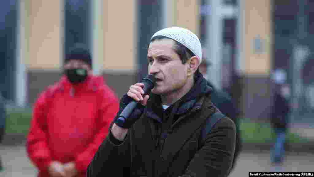 Актер Ахтем Сеитаблаев перед пустым стулом гражданского журналиста Османа Арифмеметова. Как рассказала активистка инициативы «Крымская солидарность» Лутфие Зудиева, сейчас в заключении находятся восемь гражданских журналистов и еще один – под домашним арестом по состоянию здоровья. Это стримеры и гражданские журналисты «Крымской солидарности» Сервер Мустафаев, Тимур Ибрагимов, Марлен Асанов, Сейран Салиев, Ремзи Бекиров, Руслан Сулейманов, Осман Арифмеметов, Рустем Шейхалиев и Амет Сулейманов