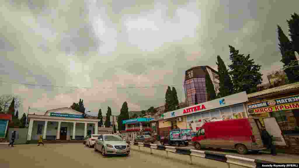 В отличие от других крымских городов и поселков, территория автостанции не ограждена забором «безопасности»