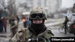 Украинский военнослужащий в зоне конфликта в Донбассе