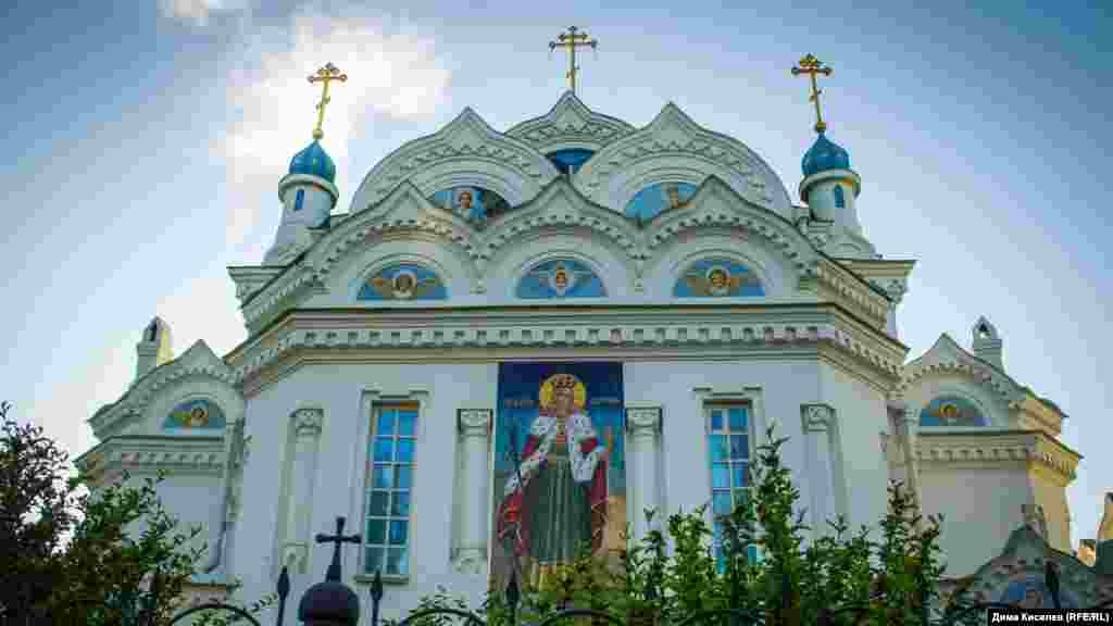 Церковь Святой Екатерины находится между железнодорожной станцией «Айвазовская» и городским автовокзалом