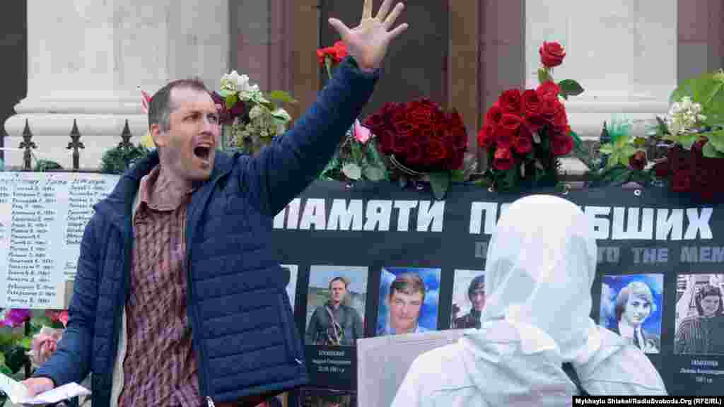 На акцію на Куликовому полі прийшло понад тисячу людей. На фото місцевий поет читає свій вірш 