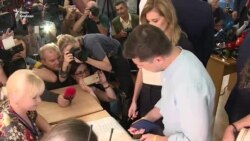 Відео: Зеленський та Порошенко голосують на виборах в Раду Відео: Зеленський та Порошенко голосують на виборах в Раду