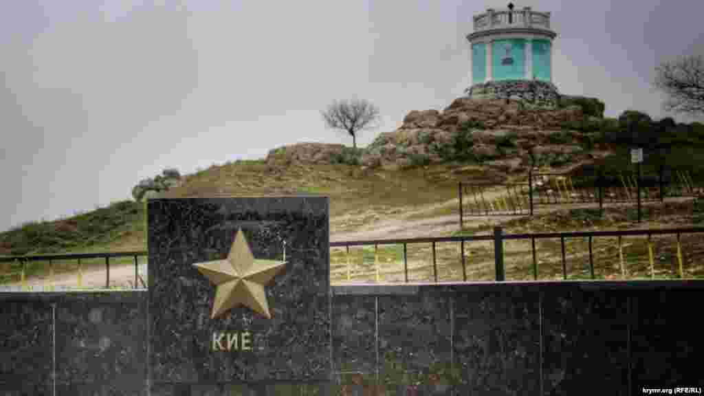 На аллее городов-героев в Керчи с постамента, где указан Киев, куда-то исчезла буква «в»