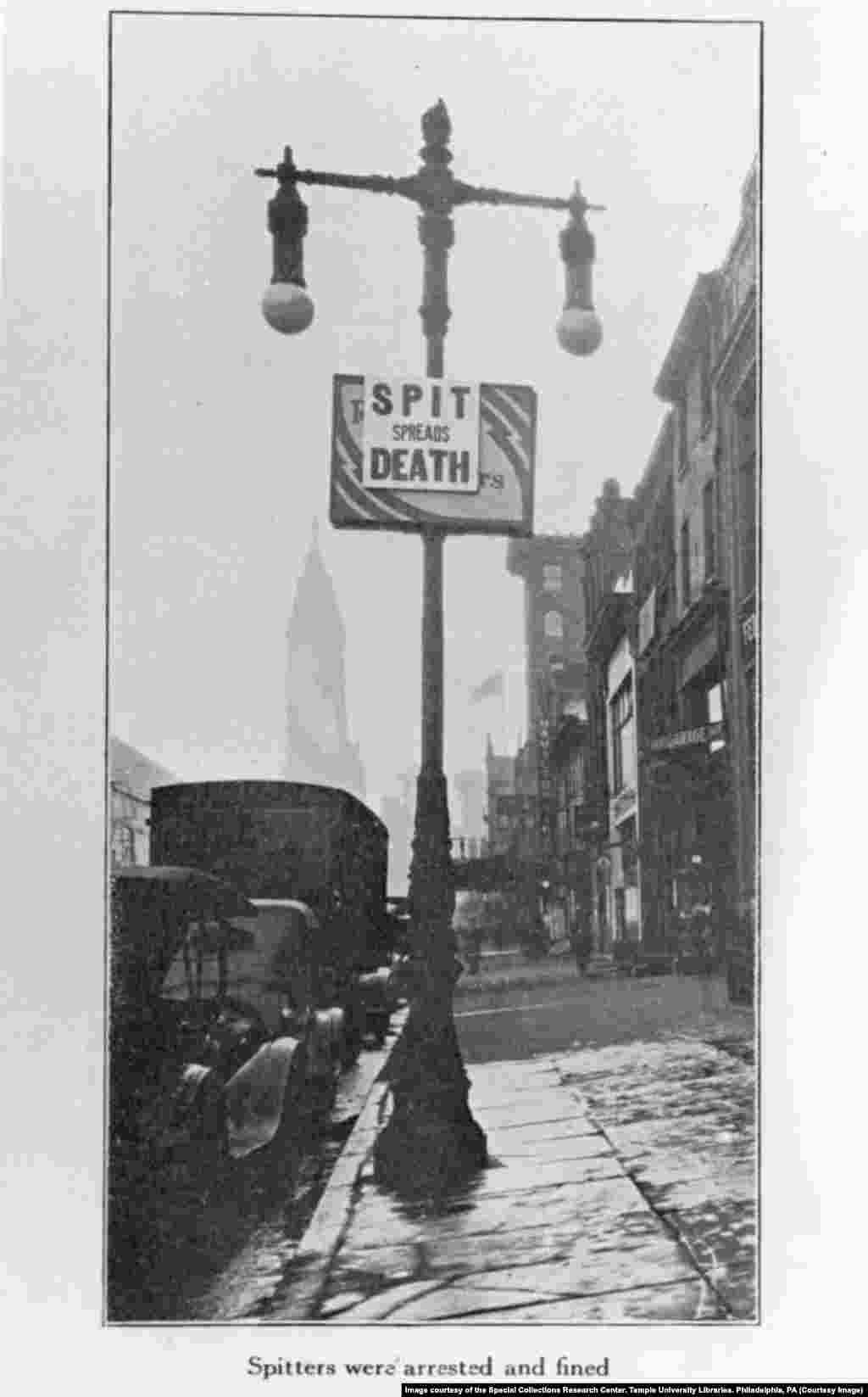 На ліхтарному стовпі біля будівлі мерії в Філадельфії повісили табличку з написом «Плювок сіє смерть». Влада встановила 1918 року такі вивіски по всьому місту і роздавала листівки жителям із порадами, що робити в розпал епідемії, в надії зупинити поширення «іспанського грипу».
