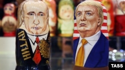 Матрешки в виде Владимира Путина и Дональда Трампа в одном из сувенирных магазинов в центре Москвы