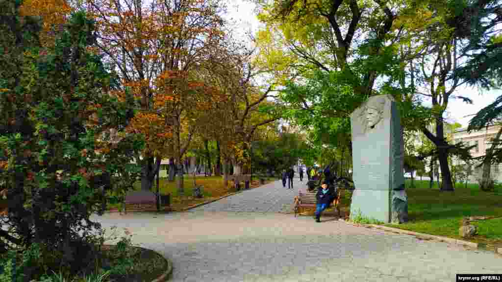 Возле кольца, на углу проспекта Кирова и Совнаркомовского переулка, расположен сквер имени Дыбенко. До этого тут находилась гостиница «Золотой якорь», а затем «Европейская»