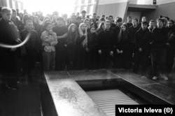 28 апреля 2025 года в крематории на Байковом кладбище в Киеве во время похорон семнадцатилетнего Данило Худи и его родителей, убитых 24 апреля российской ракетой в своей квартире в Киевском районе Святошино