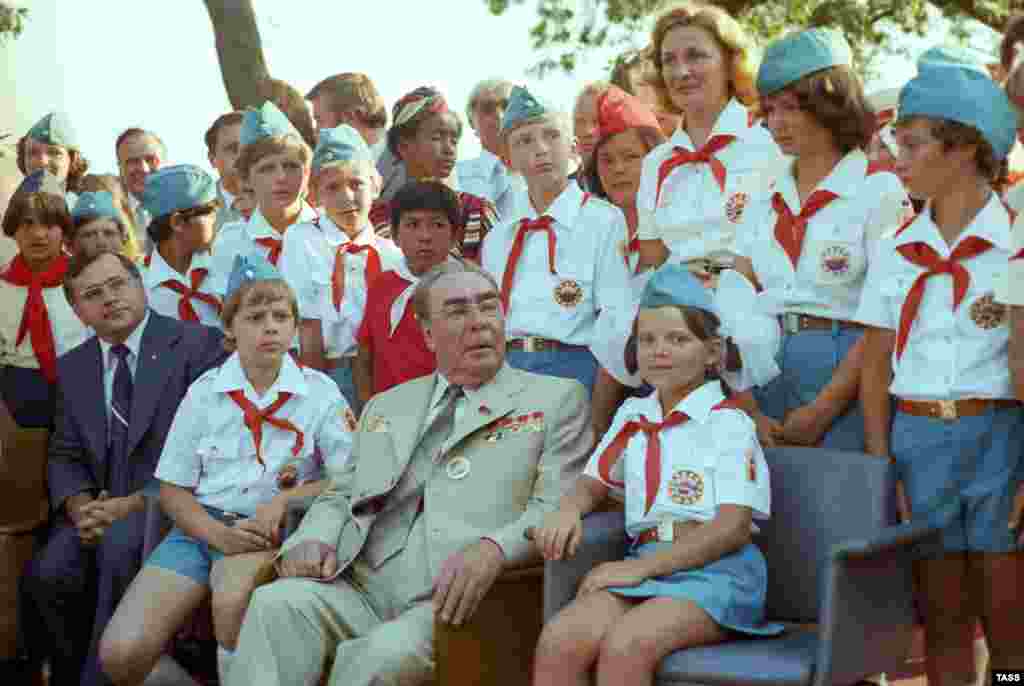 «Артек» иначе называют «республикой детей» из-за развитой инфраструктуры и размеров территории. Площадь лагеря равняется территории Монако. На фото – Генеральный секретарь ЦК КПСС Леонид Брежнев, 1979 год