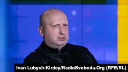 «Коли я чую піар пана Зеленського, що він вмер би, але звільнив би Крим. Я хочу сказати, що у нього і зараз є можливість вмерти і звільнити Крим, і звільнити Донбас», – заявив Турчинов
