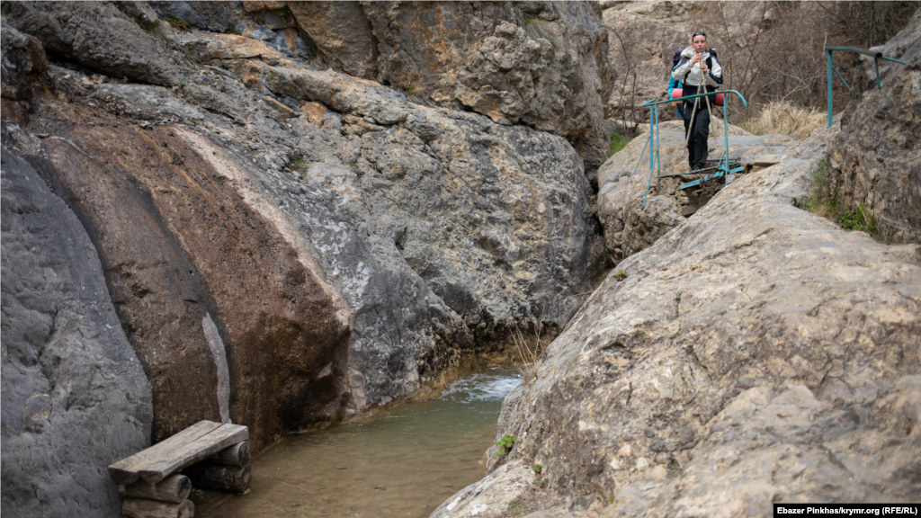 Недалеко от озера находятся Арпатские водопады, выйти к ним можно по оборудованной тропе. Длина маршрута – меньше километра   