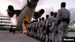 Представники Національної гвардії Мексики сідають на літак до північного кордону, після того як президентка Мексики Клаудія Шейнбаум погодилася з президентом США Дональдом Трампом посилити прикордонний контроль. Мексика, 4 лютого 2025 року