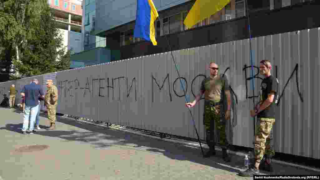 Кілька ветеранських організацій розпочали, як вони заявляють, безстрокову акцію з блокування телеканалу «Інтер». Учасники заходу обіцяють випускати працівників, але не пропускати нікого на територію, хочуть блокувати будівлю до повної зупинки роботи каналу. Київ, 5 вересня 2016 року БІЛЬШЕ ПРО ЦЕ