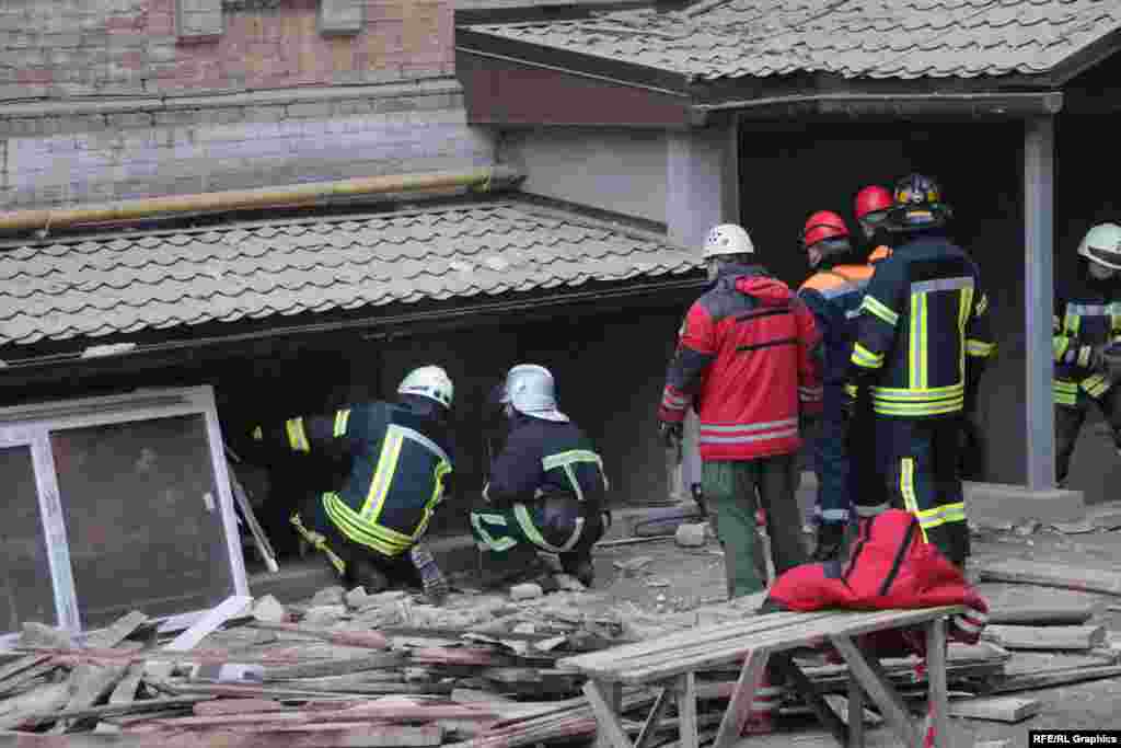У центрі Києва на вулиці Богдана Хмельницького в одному з будинків обвалилися кілька поверхів, під завалами опинилися будівельники. З-під завалів дістали шість постраждалих, одна людина загинула. Київ, 26 лютого 2016 року