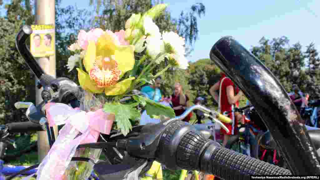 Жінки прикрасили свої велосипеди квітами та повітряними кульками