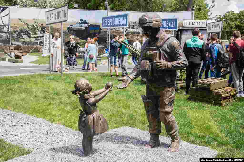 Скульптурна композиція «Вдячність» авторства Володимира Райченко