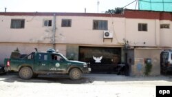 Даромадгоҳи Park Palace, ки ҳадаф мардони мусаллаҳ қарор гирифт.