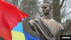 Пам’ятник генералу-хорунжому, головнокомандувачу УПА Роману Шухевичу. Село Білогорща Львівської області, 5 березня 2009 рік