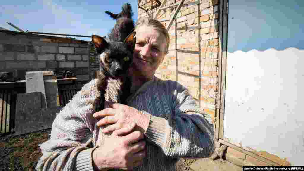 «Привіт із Водяного». Баба Зоя зі своїм котом Тімкою. Кіт був поранений та зараз хворіє, жінка як може лікує його
