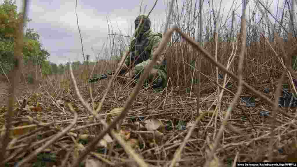 Українській військовий під час партулювання лінії розмежування неподалік Маріуполя, вересень 2016 року Читати: Громкая тишина: под Павлополем продолжаются обстрелы