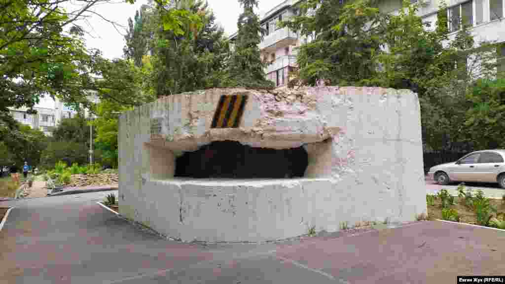 ДОТ был вооружен 76,2 мм орудием 8К – морское зенитное орудие системы Лендера и прикрывал Балаклавскую дорогу и верховья дороги от хутора Николаевка (в районе нынешнего 5-го километра – авт.) до хутора Пелисье в Камышовой бухте