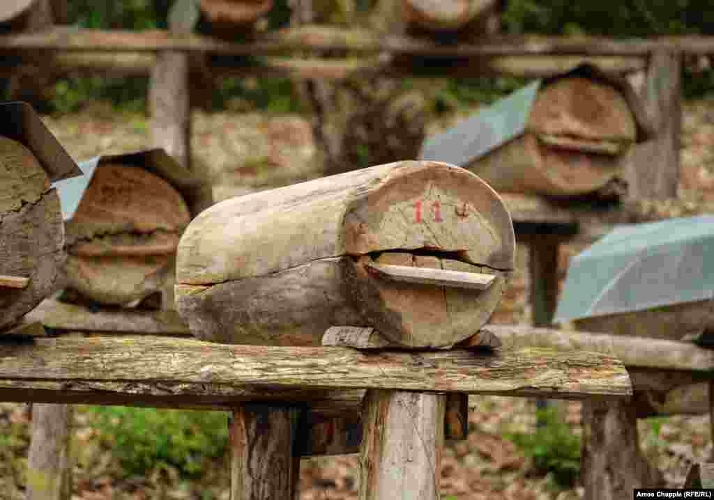 Затем бревна оставляют в местах, где пчелы смогут их обнаружить, обычно в чаще леса. Резные бревна почти идентичны естественной среде обитания диких пчел – полым стволам деревьев