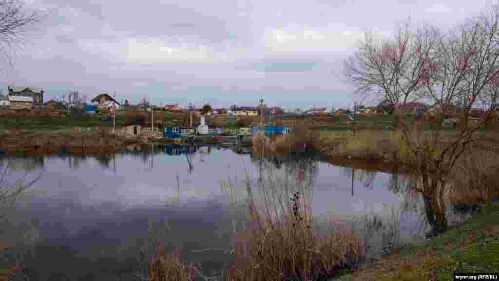 Пруд-накопитель наполняется альминской водой. На его берегу – насосная станция, которая подает воду в емкости в верхней части села для последующего полива персиковых садов и виноградников в засушливую летнюю пору