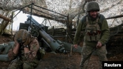 Ukrajinske trupe dok ispaljuju iz samohodne haubice na ruske trupe u blizini Pokrovska, oktobar 2025.