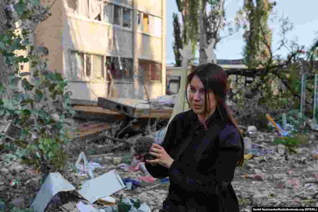 Žena nosi svog kućnog ježa na sigurno nakon napada.