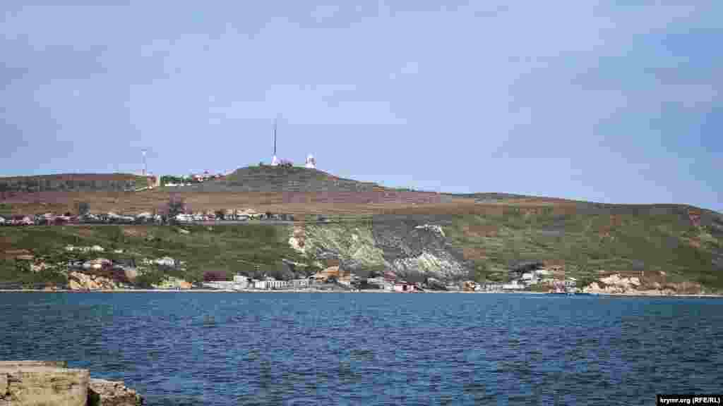 Солнце золотит морские волны, блики танцуют по воде и слепят глаза. Ветер колышет сухие травы, теплый воздух поднимается от земли и смешивается со свежим бризом. Чайки кричат над головами. Они рассекают крыльями воздух, высматривая мелкую рыбешку у поверхности воды. Утомившись, они садятся на скалы – это неотъемлемая часть керченского пейзажа