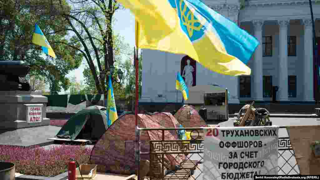 Біля міської ради стоїть «антимерський майдан». Люди вимагають відставки мера Геннадія Труханова, що є фігурантом офшорних «панамських паперів»