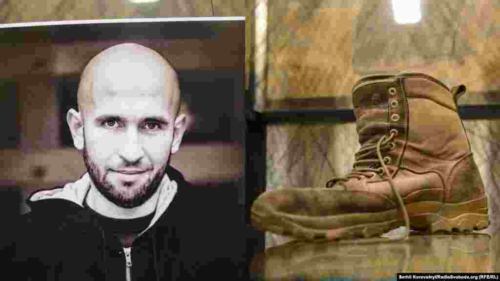 «Чуб». Розповідь про Олександра Чуба із ДУК «Правий Сектор», що був серед захисників донецького аеропорту. Там його було поранено, і лише добра удача врятувала Олександра та інших бійців під час того, як їх вивозили із ДАПу під вогнем ворожих снайперів. Зараз проходить курс реабілітації у США. На виставці експонується берц Олександра. Другий залишився у аеропорту