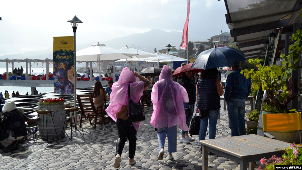 И даже срывающийся легкий дождик совсем не испортил праздничное настроение пришедших на фестиваль закрытия курортного сезона 
