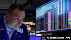 Trgovac na Njujorškoj berzi prate vrednosti akcija koje su velikom većinom u crvenom, 4. april 2025.